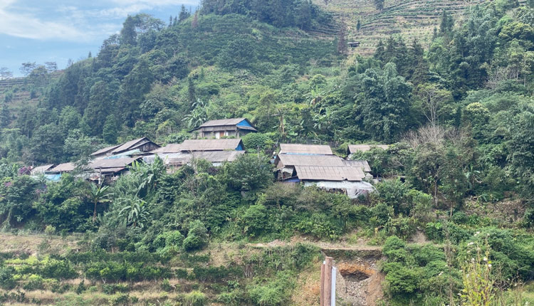 Nhieu ho dan o xa Muong Khuong mong du an som hoan thanh. Anh: Dinh Dai 