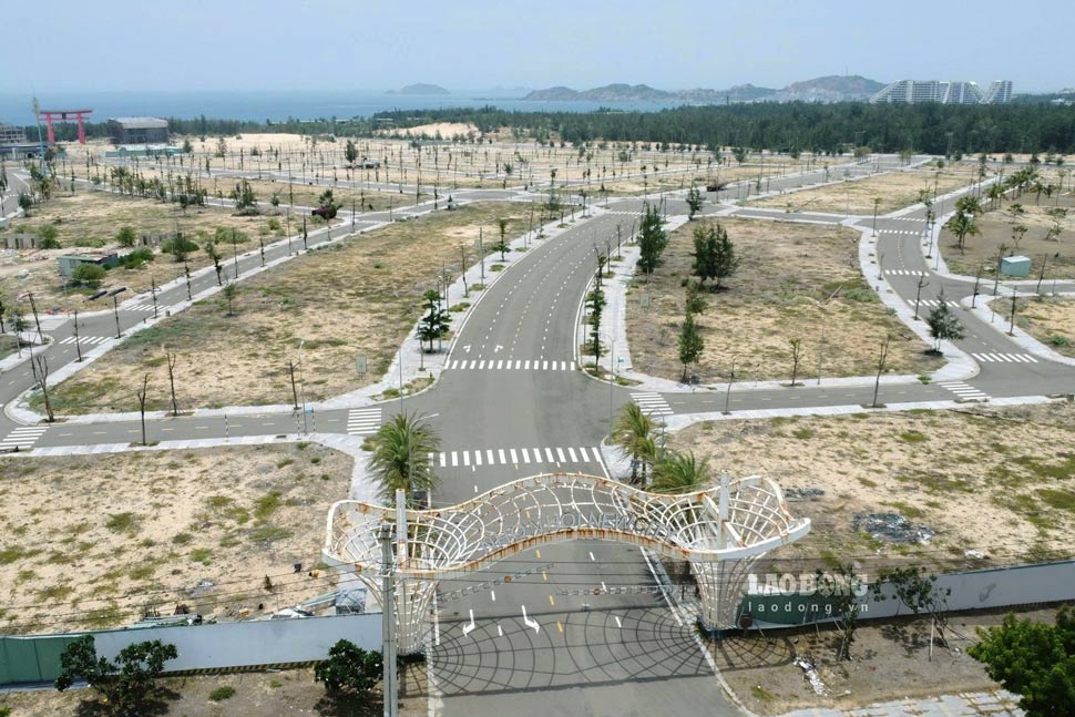 Sau hon 6 nam trien khai, khuon vien du an Nhon Hoi New City tai Khu kinh te Nhon Hoi (Gia Lai) co tong von dau tu hon 23.000 ti dong van hoang vu, tro trui, nhieu hang muc cong trinh da bi ri set, xuong cap. Anh: Hoai Phuong