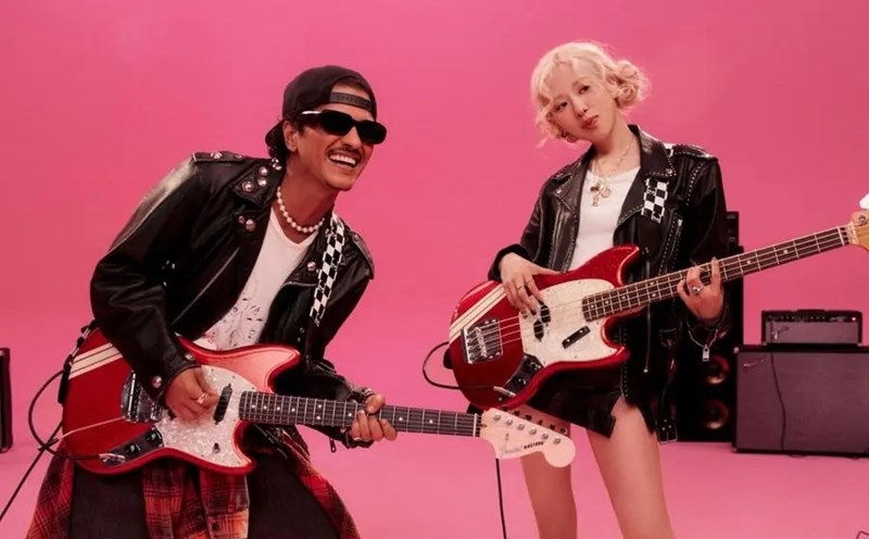 Blackpink's Rose achieved a new feat with Bruno Mars. Photo: Lotte.