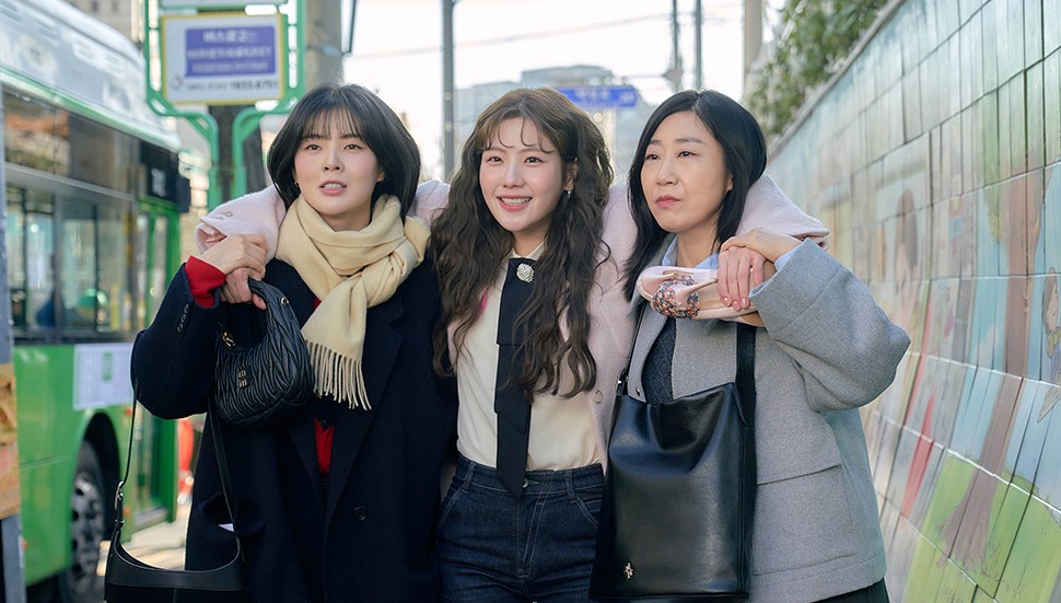 Lee Sun Bin (far left) and his co-stars Ra Mi Ran and Jo Aram. Photo: Producer of the movie Reaching for the Moon