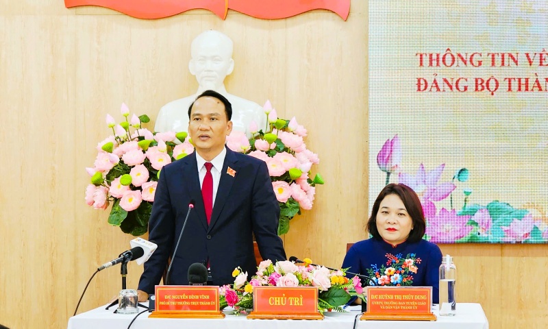 Lanh dao Thanh uy Da Nang thong tin ve nhan su Pho Bi thu Thanh uy con thieu tai hop bao. Anh: Nguyen Hoang