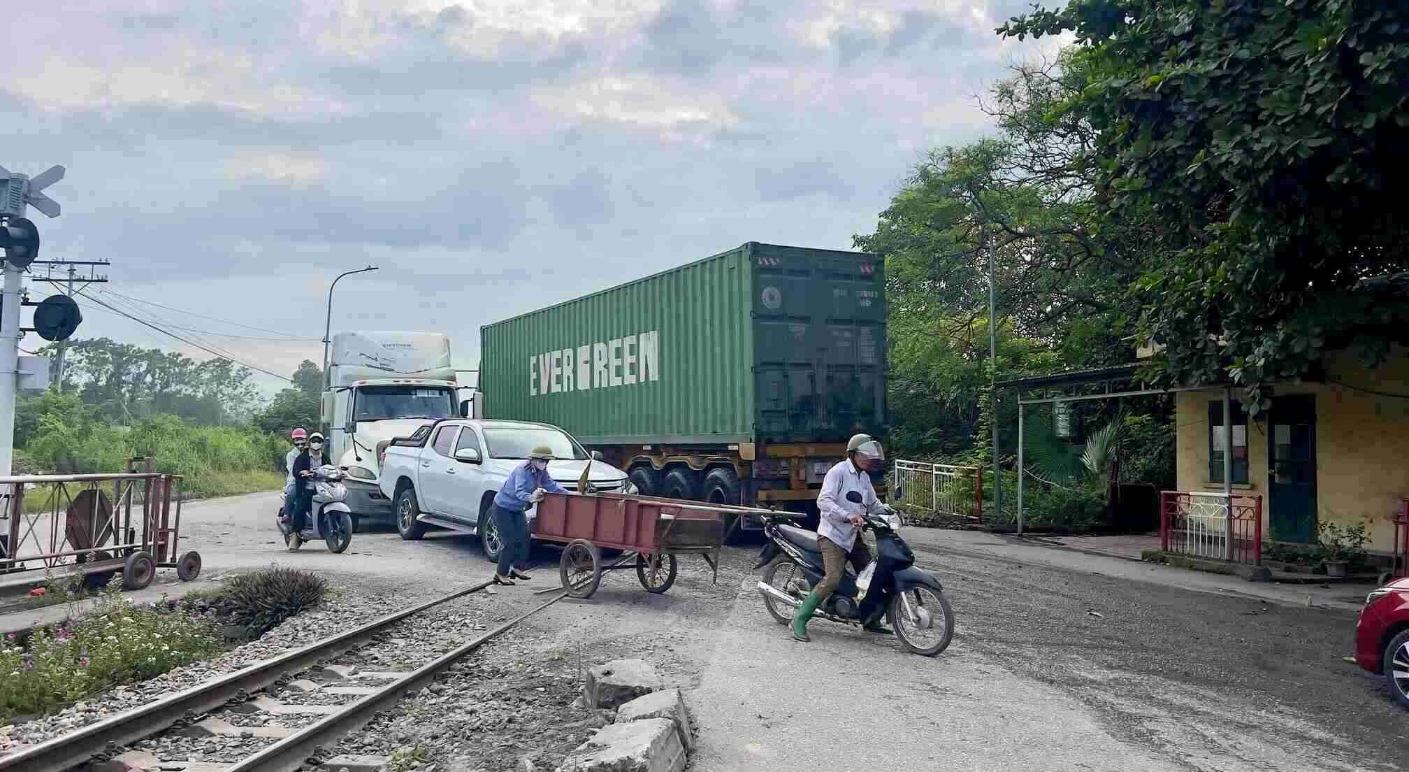 Duong xuong cap khien viec di lai cua nguoi dan gap nhieu kho khan. Anh: Quoc Dai