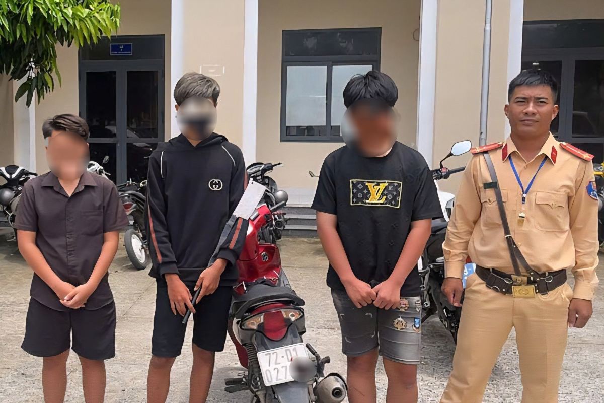 The 3 teenagers and weapons were handed over by the Traffic Police to the Ba Ria Ward Police. Photo: CA