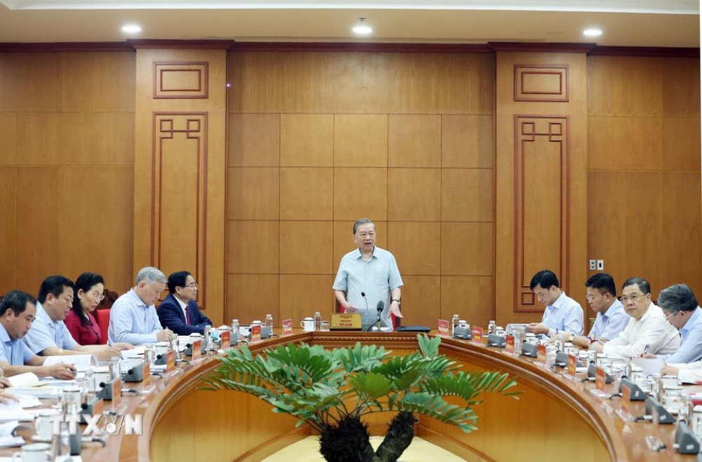 Tong Bi thu To Lam chu tri cuoc lam viec voi Ban Thuong vu Dang uy Chinh phu ve mot so noi dung cua Du an Luat Dat dai (sua doi) va cac luat khac co lien quan. Anh: TTXVN
