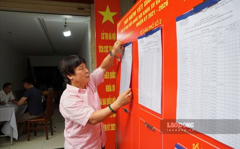 Preparing to declare assets to candidates for National Assembly deputies and People's Council deputies at all levels. In the photo, the election team listed the list of voters electing members of the 15th National Assembly and People's Council delegates at all levels for the 2021-2026 term. Photo: Pham Dong