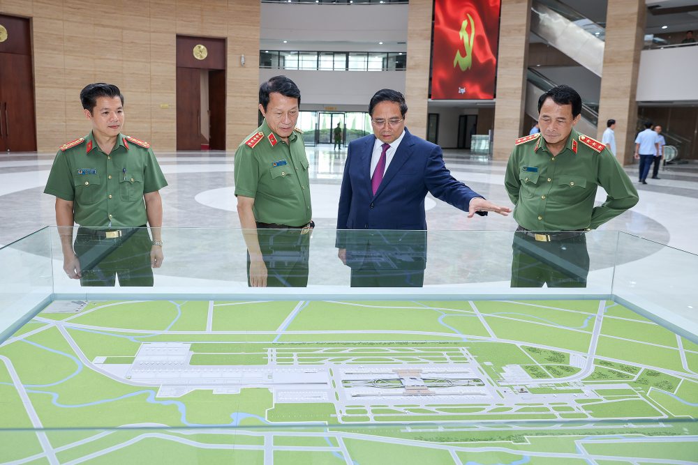 政治委員、ファム・ミン・チン首相、および代表者がGia Binh空港の全体計画モデルを視察。写真:VGP/Nhat Bac