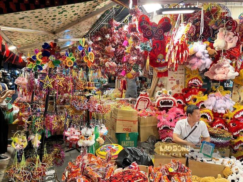 Nhieu mat hang hap dan bay ban duoc rat nhieu du khach san don. Ảnh: Tuong Vy