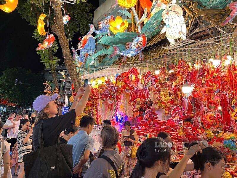Du la nhung ngay trong tuan, pho Hang Ma thu hut khong it du khach toi check - in va tan huong khong khi Trung thu. Ảnh: Tuong Vy