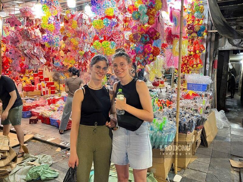 Hai du khach nguoi Ý phan khich khi hoa minh vao khong khi le hoi tai Viet Nam. Ảnh: Tuong Vy 