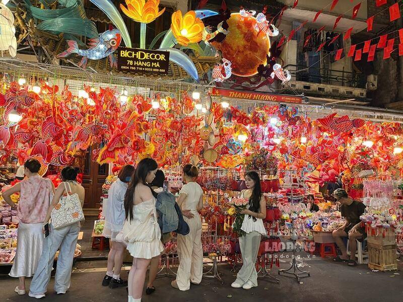 Ca khu pho “thay mau ao do” don mua Trung thu tu rat som. Ảnh: Tuong Vy