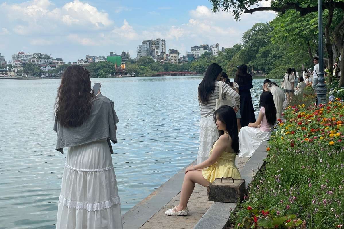 1 met vuong 10 nang tho chup anh ven Ho Guom nhung ngay dau thu. Anh: Thanh Binh 