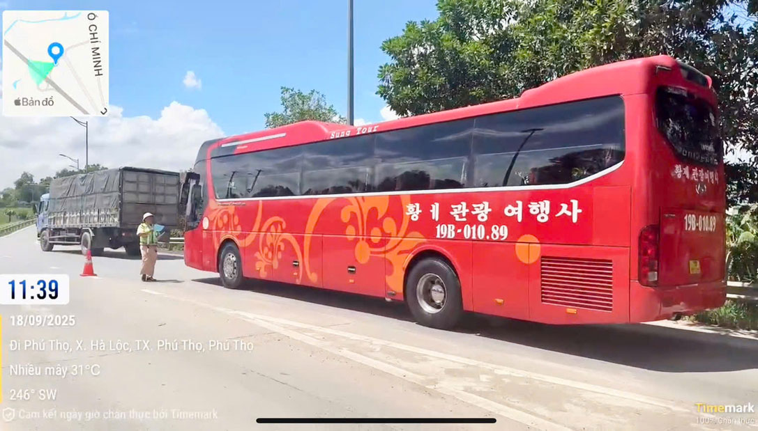 Doi Canh sat giao thong duong bo cao toc so 1 - Cuc CSGT tuan tra, xu ly phuong tien vi pham tren cao toc Noi Bai - Lao Cai ngay 18.9. Anh: Bao Nguyen