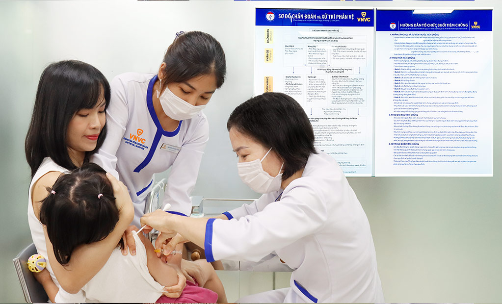 Chi Thien Trang (36 tuoi, TP HCM) dua con gai 4 tuoi tiem vac xin 4 trong 1 phong soi, quai bi, rubella va thuy dau tai VNVC sang 18/9. Anh: Moc Thao
