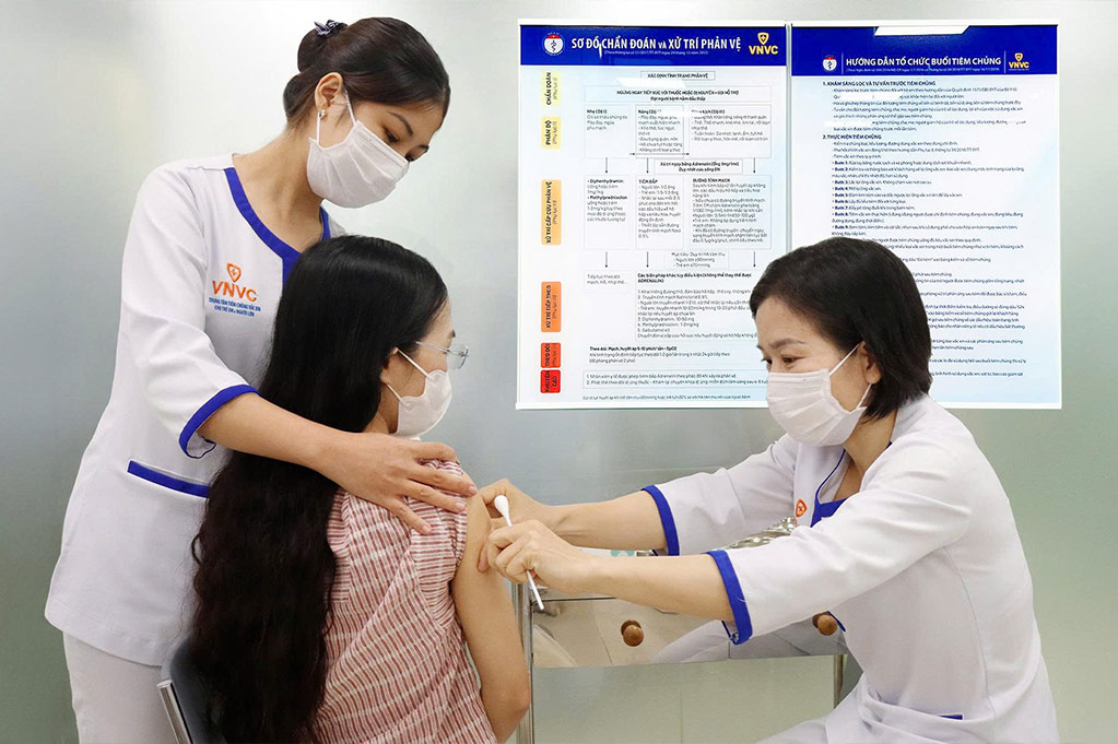 Phu nu tiem vac xin phong 4 benh soi, quai bi, rubella, thuy dau truoc khi mang thai tai VNVC. Anh: Moc Thao