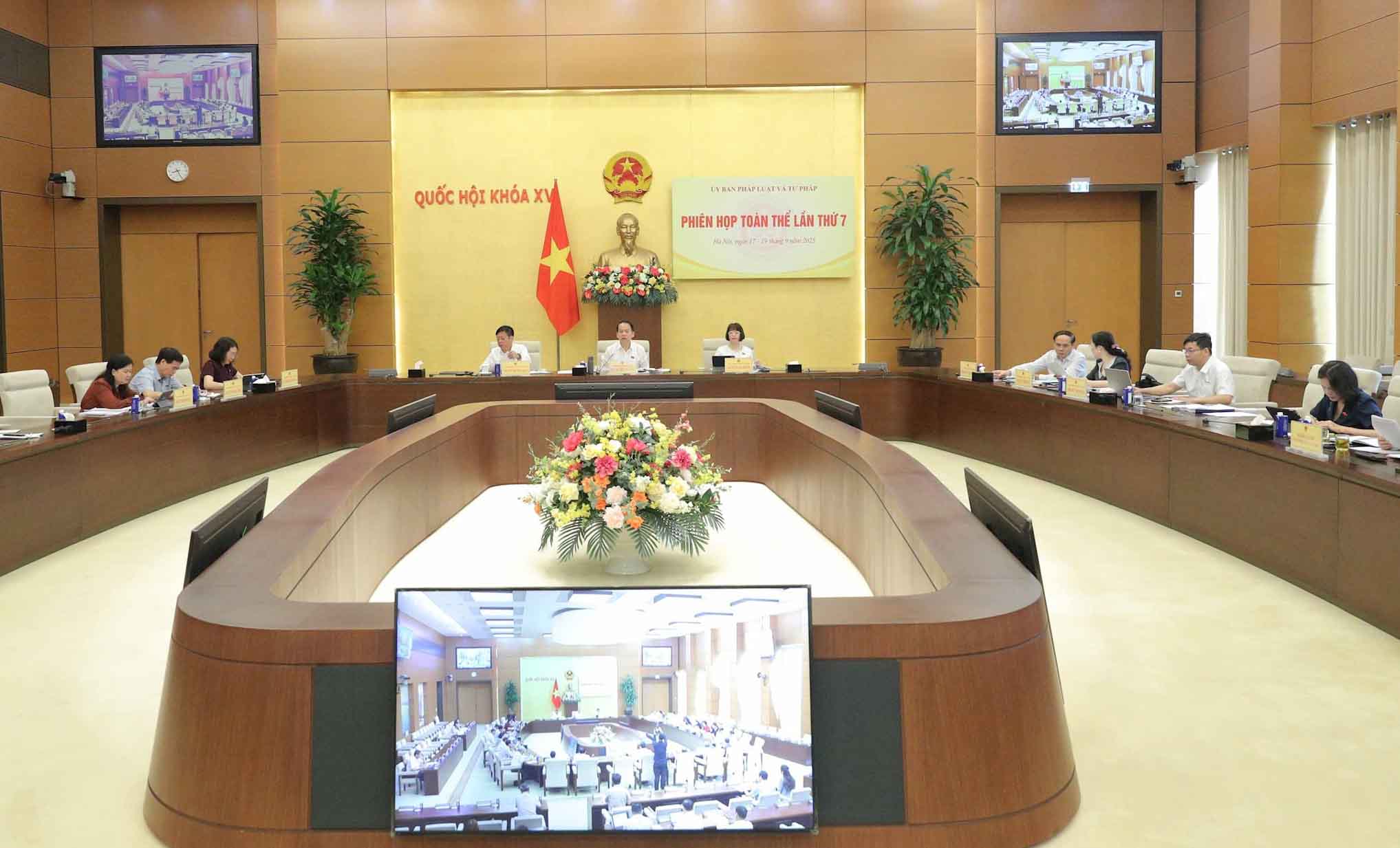 Uy ban Phap luat va Tu phap cua Quoc hoi tham tra du an Luat Vien chuc (sua doi) va du an Luat sua doi, bo sung mot so dieu cua Luat So huu tri tue. Anh: Ho Long.