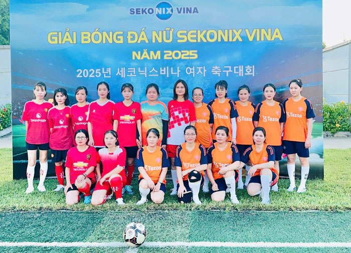 Cac nu doan vien tham gia giai bong da. Anh: An Vi
