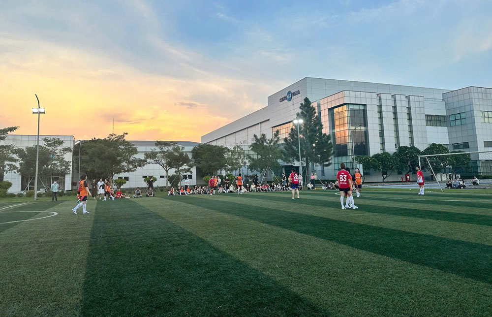 Le tournoi de football feminin organise par Sekonix Vina Co. Ltd. suscite un grand interet de la part des fans. Photo : An Vi