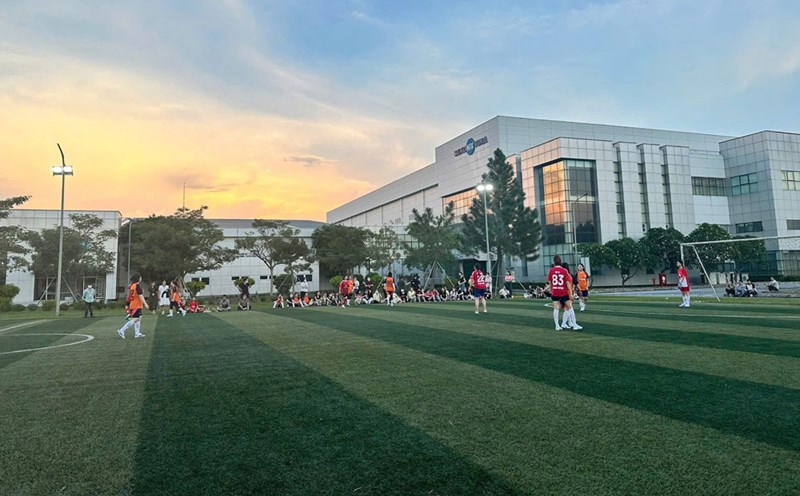 The women's football tournament organized by Sekonix Vina Company Limited is receiving great attention from fans. Photo: An Vi