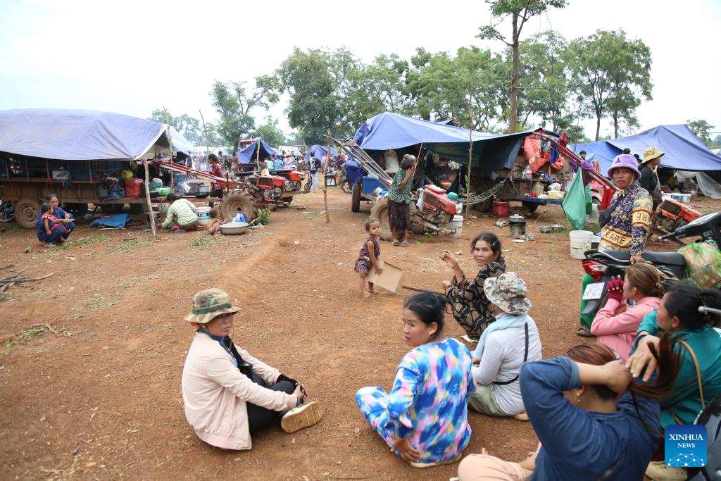 태국-캄보디아 국경 분쟁에서 대피한 캄보디아 국민들이 2025년 7월 26일 오다르 메안체이 지방의 대피소에 모여 있습니다. 사진: 신화통신