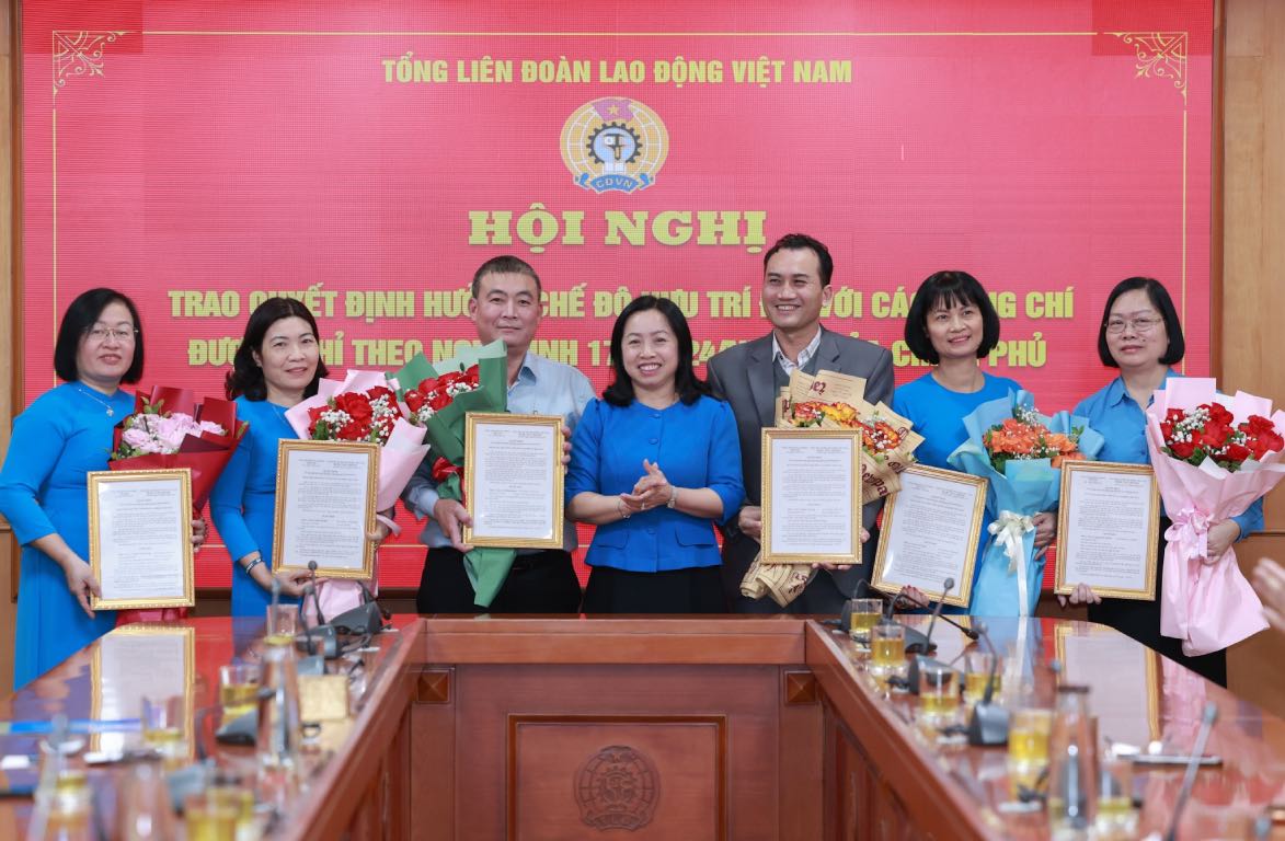 The Vietnam General Confederation of Labor awarded decisions to enjoy pension benefits to retired personnel according to Decree No. 178/2024/ND-CP when reorganizing the apparatus on April 1. Photo: Hai Nguyen