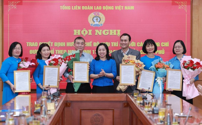 The Vietnam General Confederation of Labor awarded decisions to enjoy pension benefits to retired personnel according to Decree No. 178/2024/ND-CP when reorganizing the apparatus on April 1. Photo: Hai Nguyen
