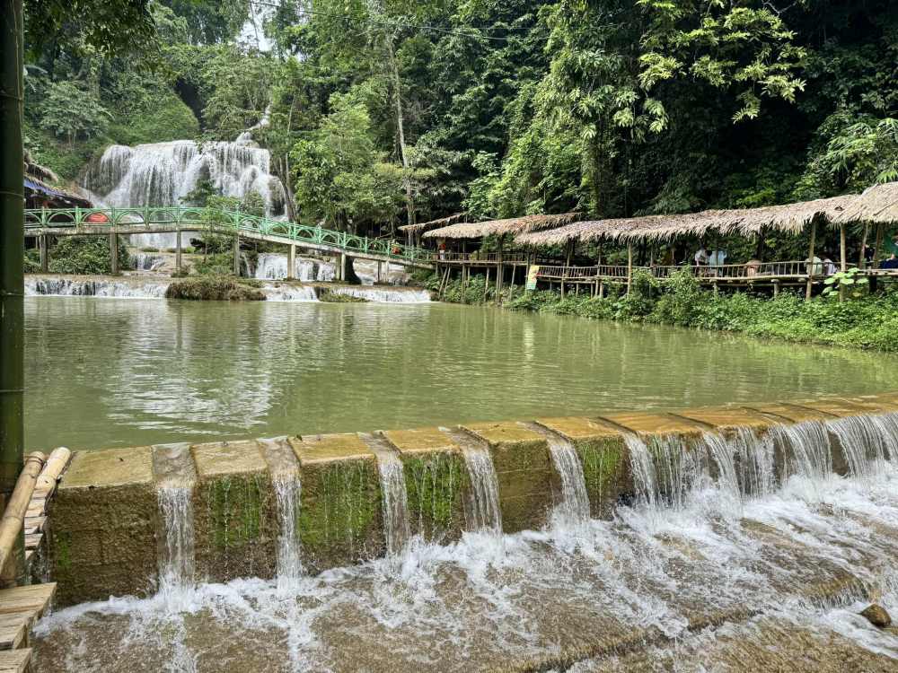 Xung quanh khu vực thác, người dân địa phương đã dựng lên nhiều chòi lá nhỏ xinh. Ảnh: Linh Boo