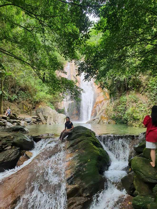 Du khách vui chơi ở thác Vạn Mơ. Ảnh: Nguyễn Tuyết