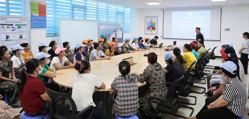 Le president du syndicat de l'entreprise rend visite et encourage les membres du syndicat et les travailleurs en difficulte. Photo : Syndicat de Thanh Hoa