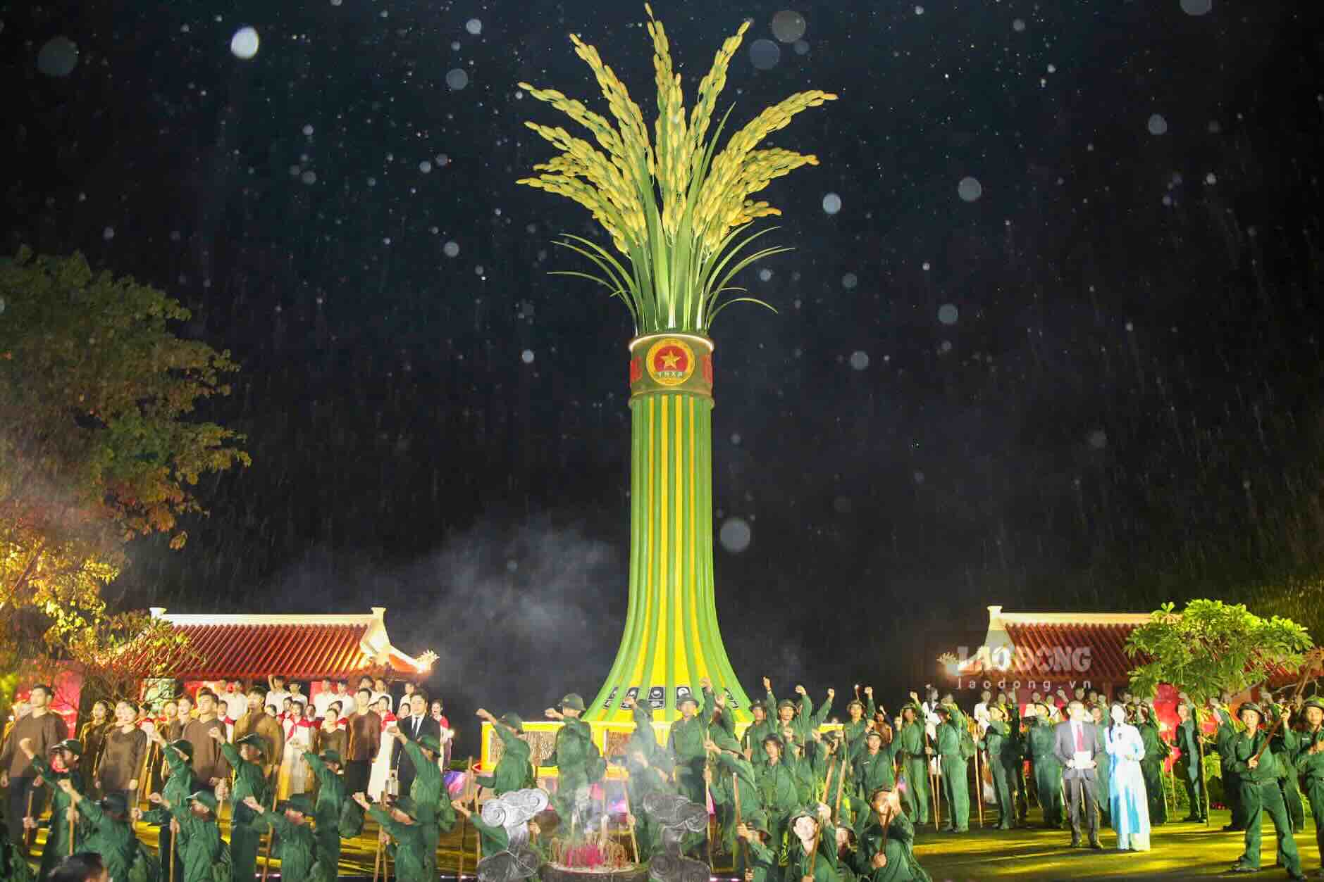 「Loi tri an - Dong song hoa lua」は、Long Dai フェリーターミナルIIの国家史跡認定証の発表、受領式に関連付けられています。写真:Cong Sang