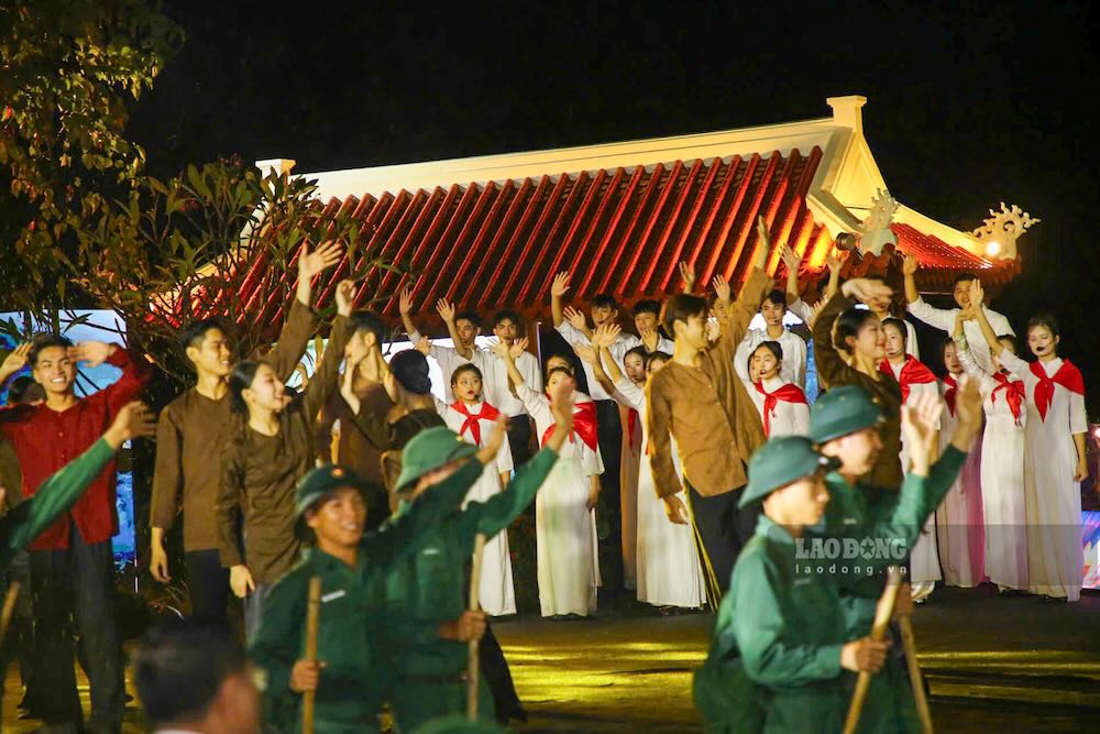 Chuong trinh nghe thuat lang dong. Anh: Cong Sang