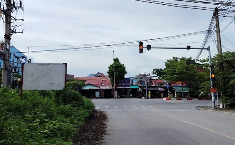 People should note that the fine for car owners who run red lights is up to 20 million VND. Photo: Xuyen Dong
