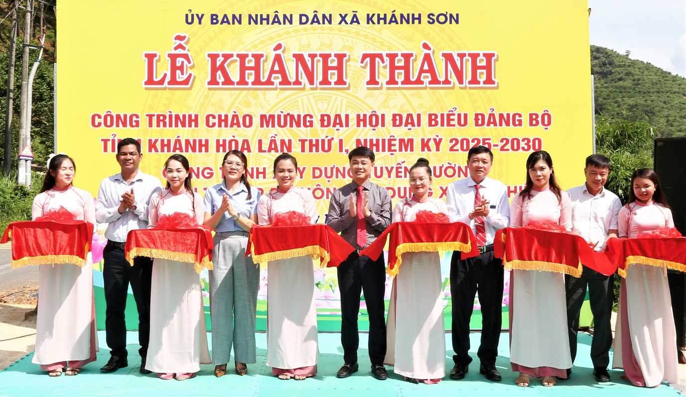 UBND xa Khanh Son, tinh Khanh Hoa khanh thanh cong trinh duong giao thong gop phan thuc day giao thuong khu vuc cac xa khu vuc Tay Nam tinh Khanh Hoa. Anh: Khanh Son