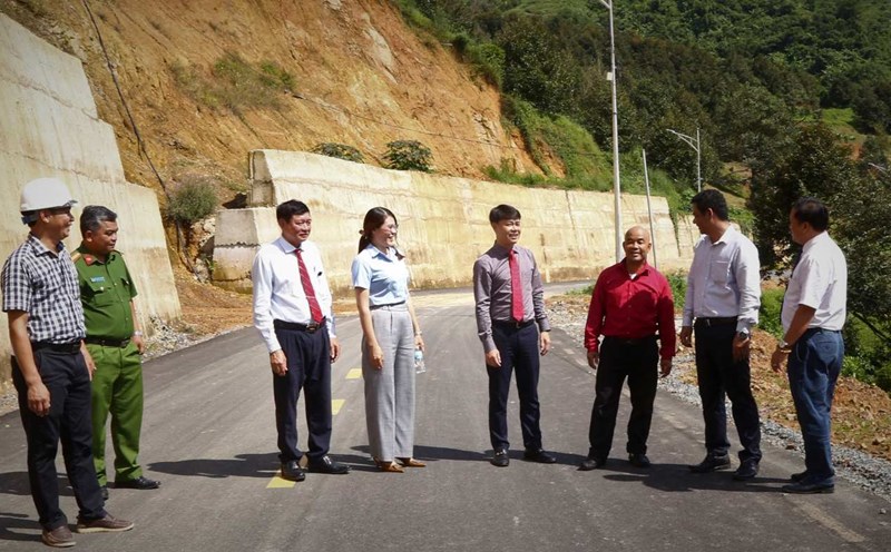 The inauguration of the traffic route from To hap to Hon Dung will create favorable conditions for the people of Khanh Son commune, Khanh Hoa province to promote trade and develop the socio-economy. Photo: Khanh Son