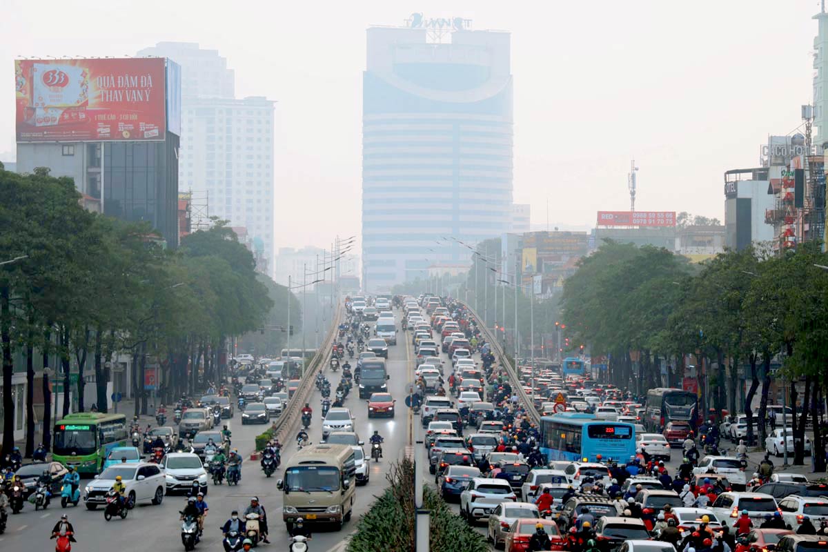 Converting to electric vehicles becomes a fundamental solution to reduce urban air pollution. Photo: Viet Anh
