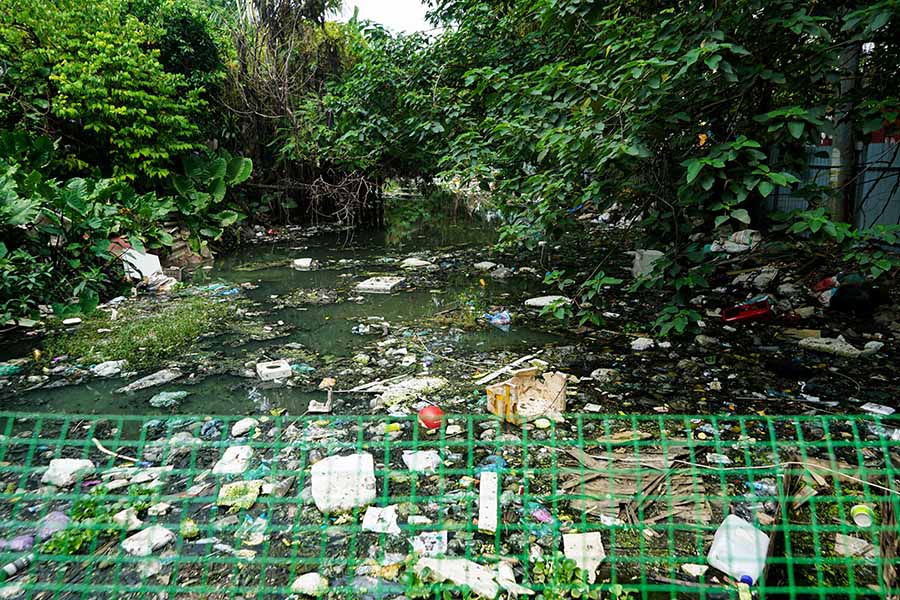 Mot kenh muong o ngo 39 Tu Lien (phuong Hong Ha, Ha Noi) o nhiem nang ne do nan do trom rac thai. Anh: Tung Giang