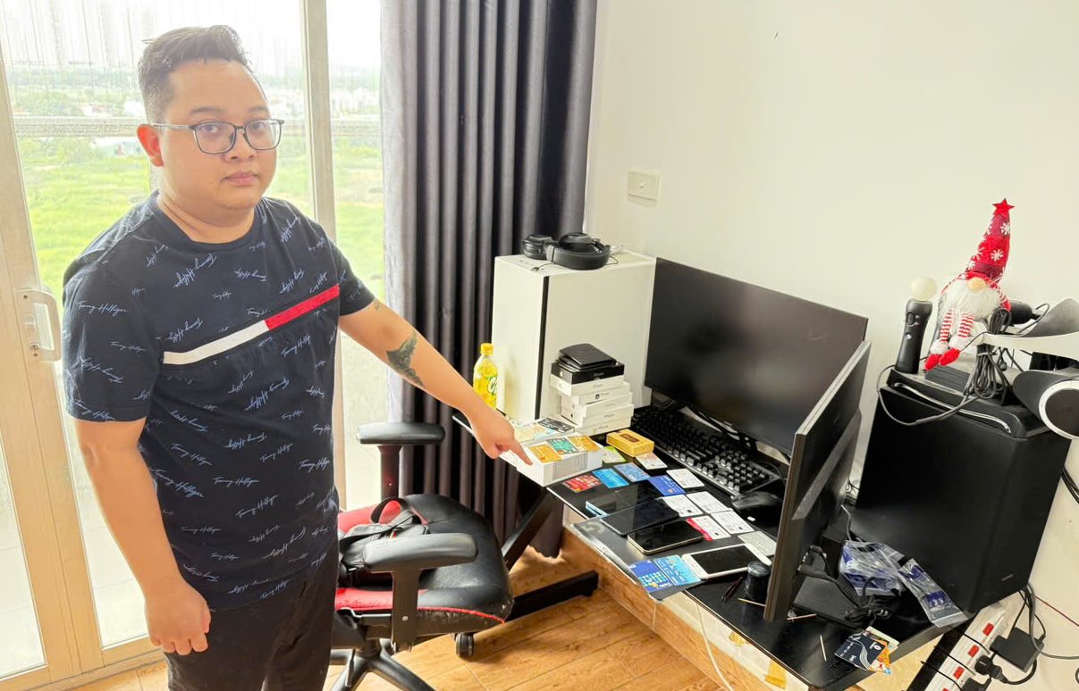 Nguyen Nam Binh は rac の SIM を 使用 し 、 銀行 口座 を 「偽造」 し 、 数十 億 ドン を 詐取 しました。 写真: Quang Tri 警察