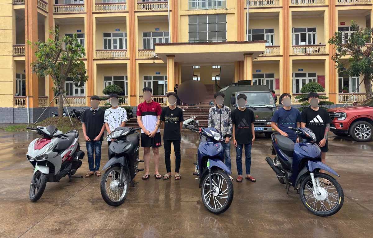 Các đối tượng tại cơ quan công an. Ảnh: Công an tỉnh Ninh Bình