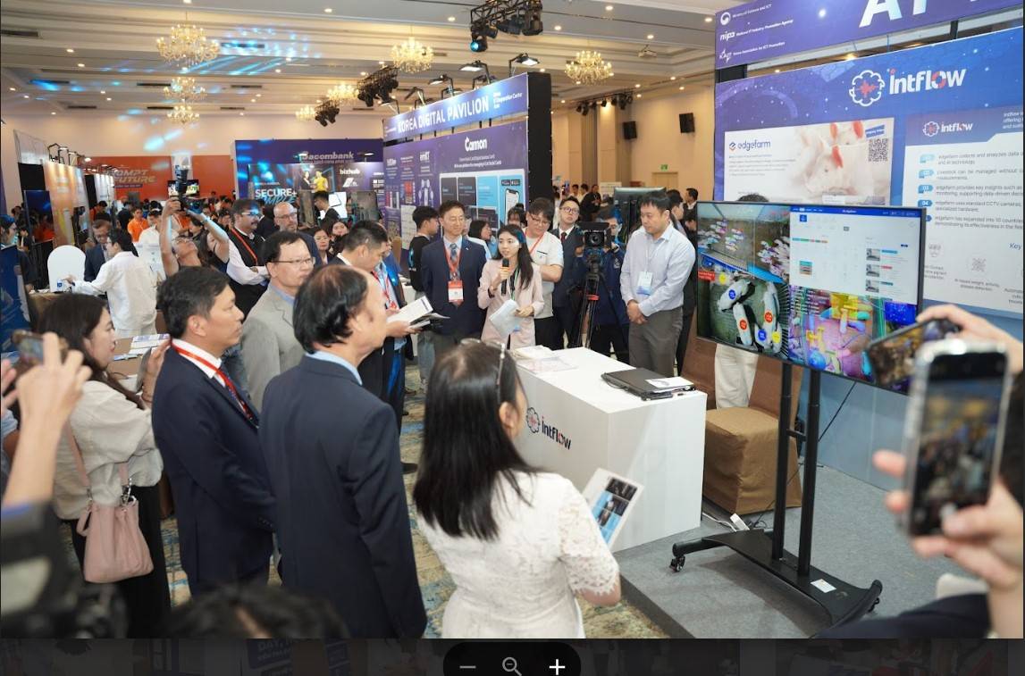 Los stands en Tech4Life 2025 atraen la participacion de un gran numero de visitantes. Foto: Phuong Anh