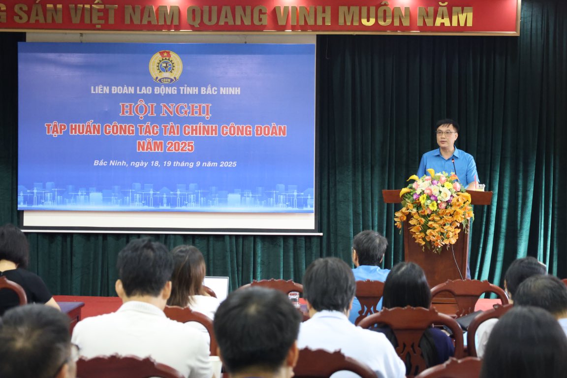 M. Nguyen Manh Hung - Vice-president de la Federation du travail de la province de Bac Ninh prononce le discours d'ouverture de la conference de formation professionnelle sur le travail financier syndicale en 2025. Photo : Quyet Chien