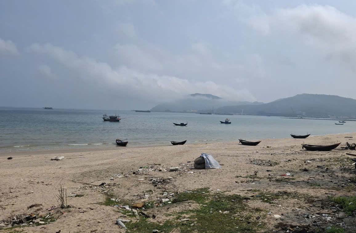 Một góc biển Vũng Áng xảy ra sự việc mâu thuẫn trong quá trình đánh bắt khiến một tàu cá bị tàu cá khác đâm chìm. Ảnh: Trần Tuấn.