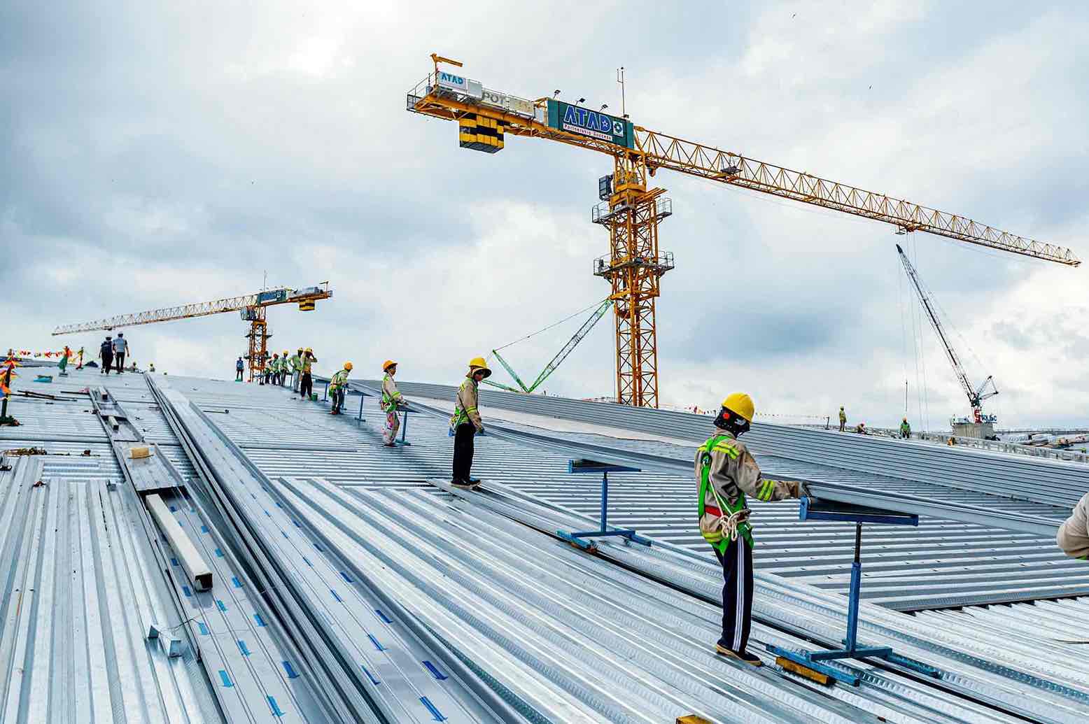 Construction du toit de la gare des passagers de l'aeroport de Long Thanh. Photo : ACV