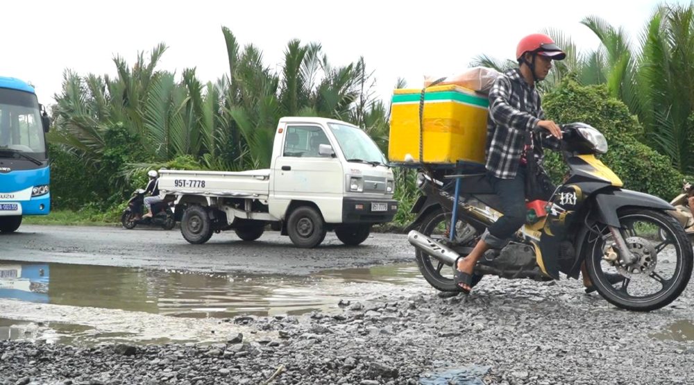 An Giang省を通過する国道61号線沿いの鶏の巣、ゾウの巣が散乱しています。写真:Nguyen Anh