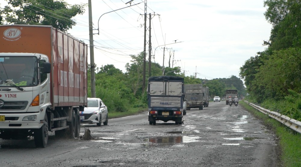 Tuyen duong huyet mach phuc vu van chuyen hang hoa tu Rach Gia di cac khu vuc lan can, ket noi voi TP Can Tho va cac tinh trong khu vuc. Anh: Nguyen Anh