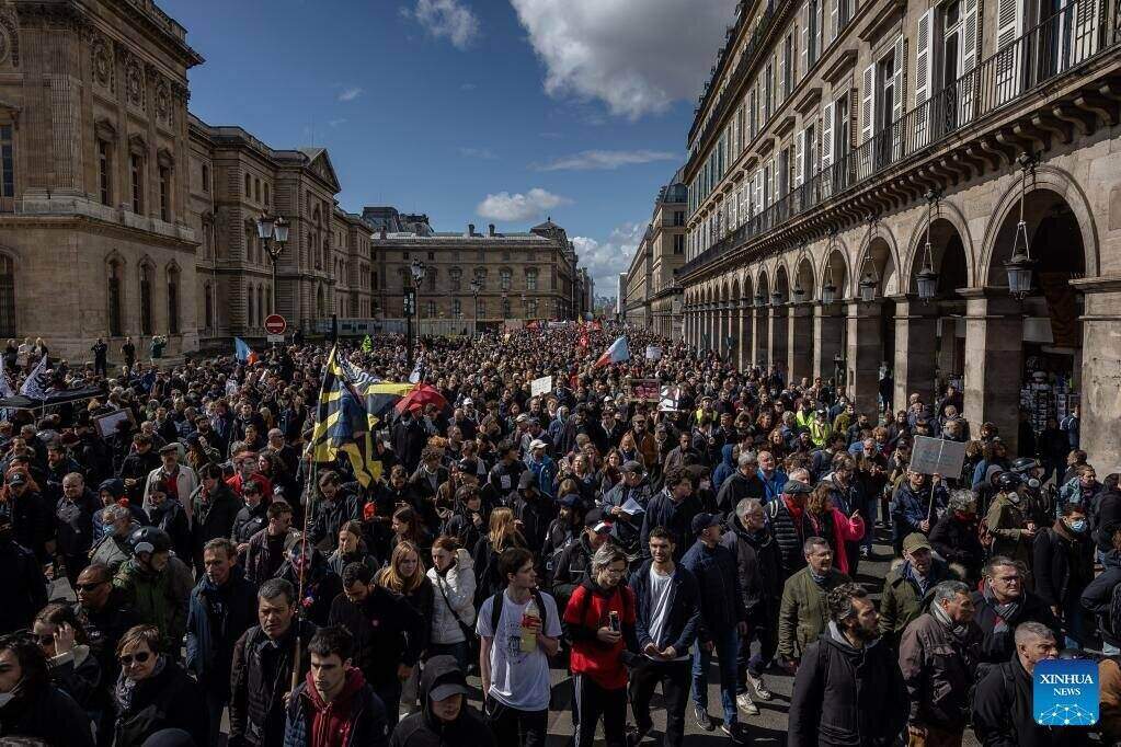 2023년 4월 13일 프랑스 파리에서 연금 개혁 계획에 반대하는 시위자들. 사진: 신화통신