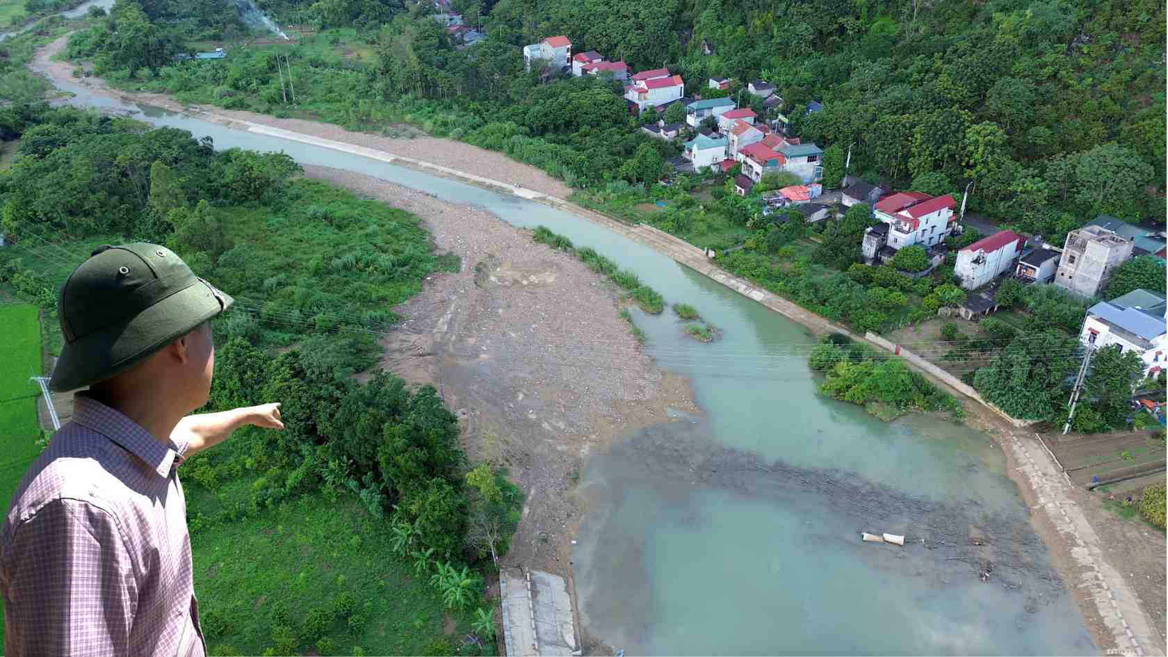 The alluvial plain rises in the middle of the river, deforming the flow of the Thuong River through the old Dong Mo town, now Chi Lang commune, Lang Son province. Photo: Khanh Linh