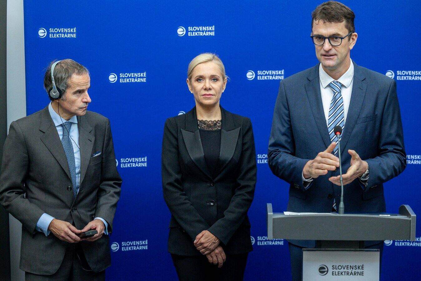 슬로바키아 경제부 장관 데니사 사코바(가운데)는 슬로바키아가 대체 공급 노선이 있다면 러시아 석유와 가스를 포기할 수 있다고 말했습니다. 사진: AFP