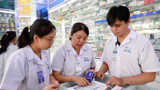 올바른 상담은 경험뿐만 아니라 약사들이 정기적으로 업데이트하는 지식도 필요합니다. 사진: 응우옌 리