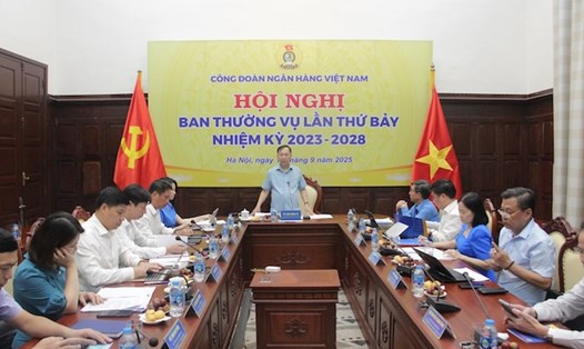 Một trong những nội dung của Hội nghị lần thứ 7, khóa VII, nhiệm kỳ 2023 - 2028 là thông qua Kế hoạch tổ chức Đại hội Công đoàn các cấp tiến tới Đại hội VIII Công đoàn Ngân hàng Việt Nam, nhiệm kỳ 2025-2030. Ảnh: CĐNHVN