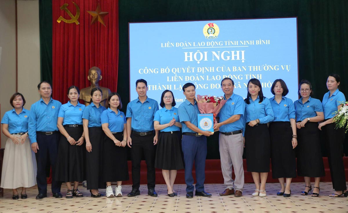 The leaders of the Ninh Binh Provincial Federation of Labor presented the decision to establish the Nam Hong Commune Trade Union. Photo: Ninh Binh Trade Union