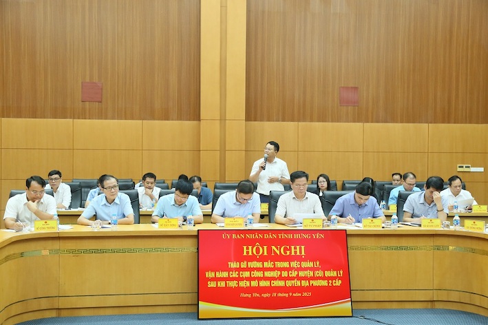  Dai dien nha dau tu, doanh nghiep phat bieu kien nghi, de xuat. Anh: Cong TTDT tinh Hung Yen